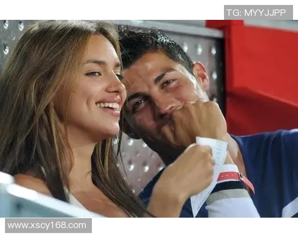 足球明星C罗现女友曝光两人甜蜜互动引发网友热议